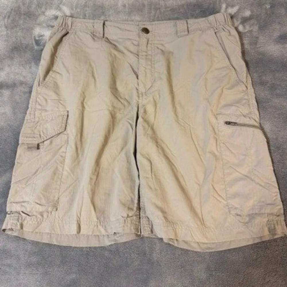 Columbia Omni-Shade Mens 36 Tan Khaki Nylon Cargo Hiking Shorts 10 Inch Inseam